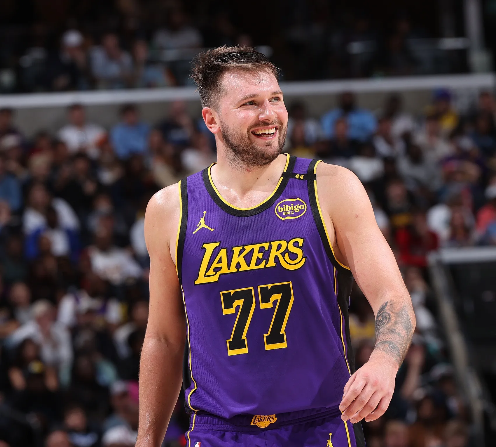 九游app平台东契奇回归赛场，战术调整首场状态亮眼，巴塞罗那观众沸腾！的简单介绍